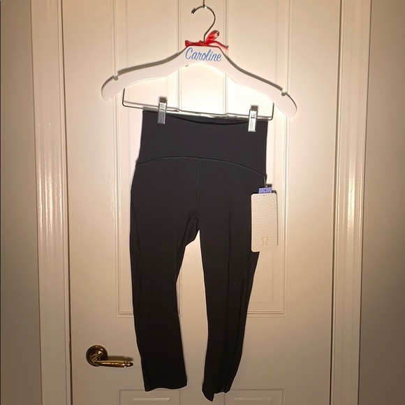 Black Lululemon crop leggings - Picture 2 of 4